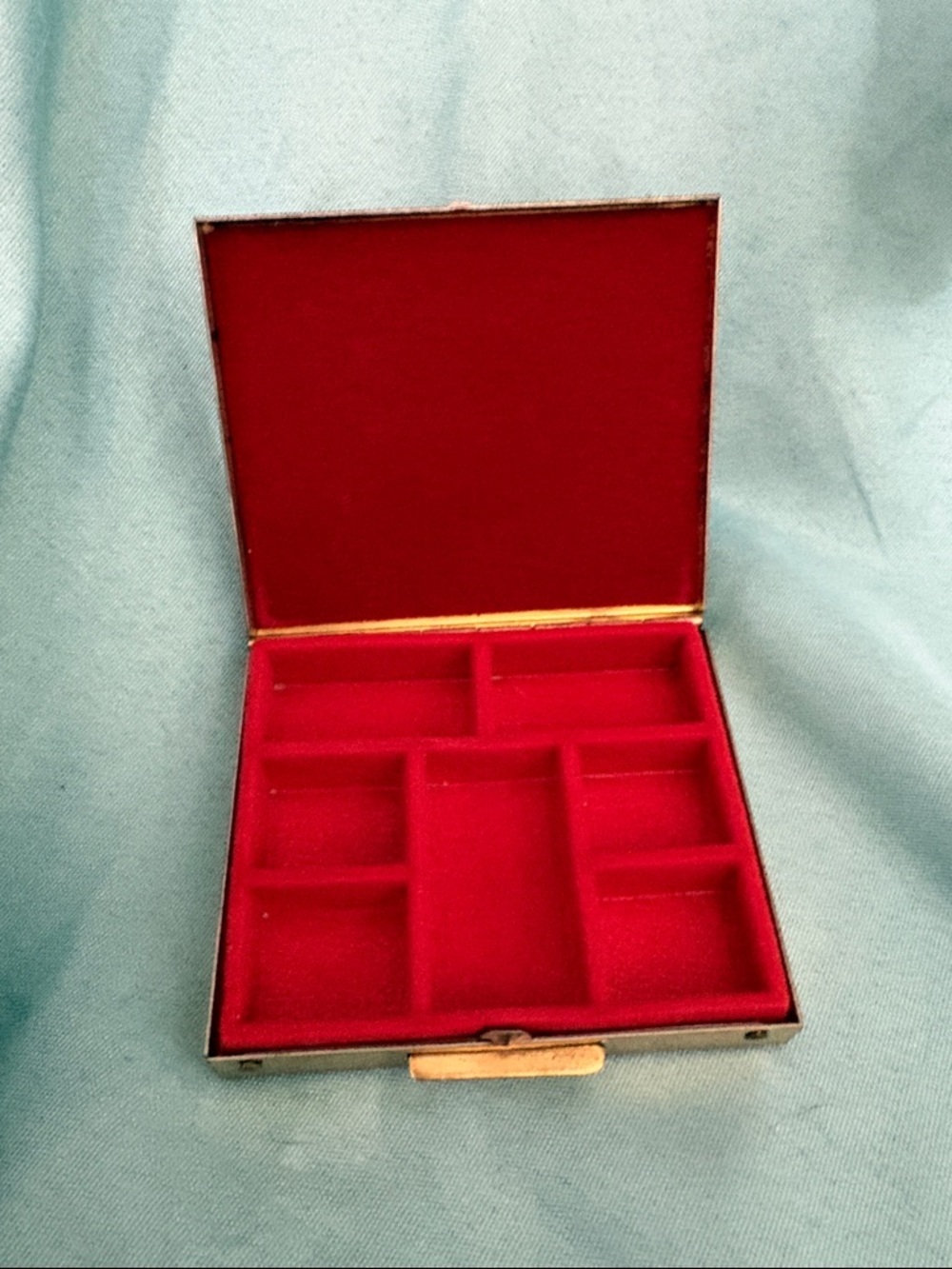 Vintage Las Vegas Embossed Souvenir Compact - Gold Tone - Picture 3 of 5